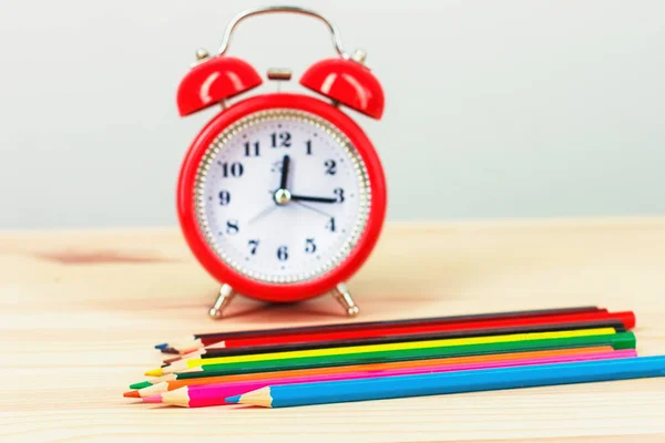 De vuelta a la escuela. lápices de colores y un reloj despertador , — Foto de Stock